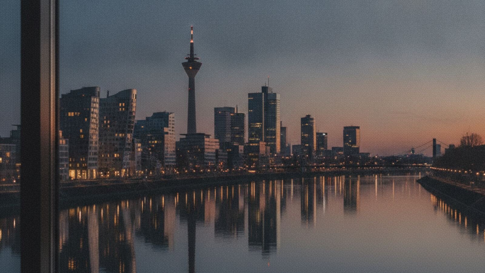Düsseldorfer Skyline am Rhein bei Abendlicht