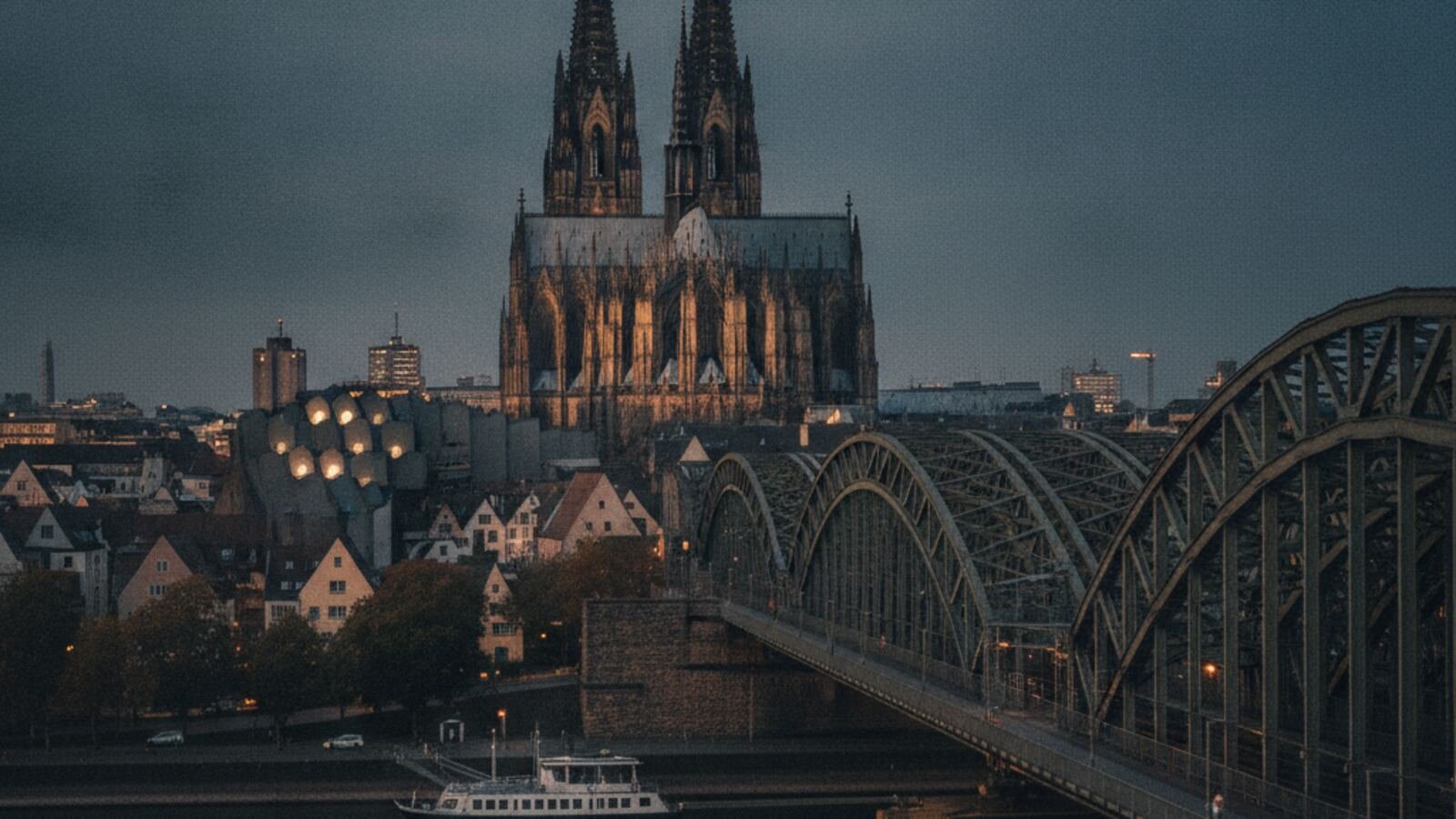 Kölner Dom und Hohenzollernbrücke bei Abendlicht